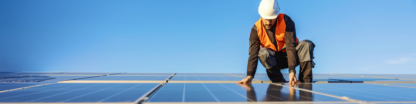 Hombre con casco en paneles solares