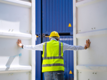 Trabajador abriendo las puertas del contenedor de envío