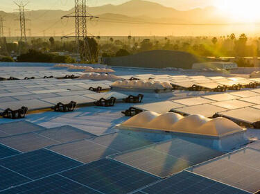 Paneles solares atardecer en Irwindale, California