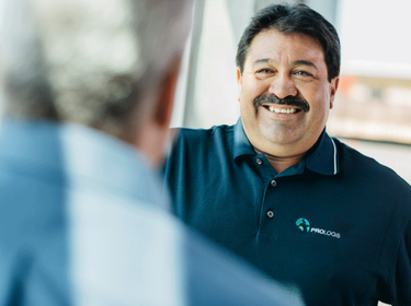 Hombre con un polo de Prologis sonriendo