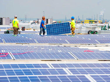 Personas instalando paneles solares